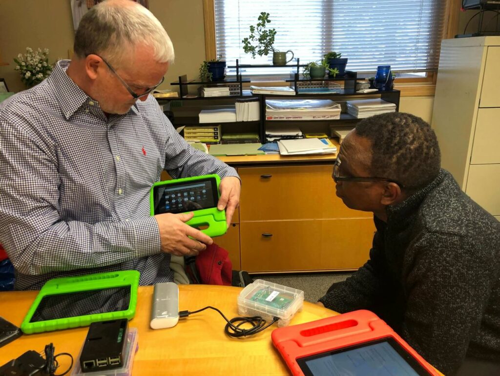 Daan showing the Knowledge Box capabilities to Alfred Sesay, GHI project leader of FASE.